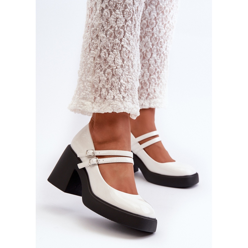 Weiße Lackpumps mit klobigen Absätzen von Halmina 2