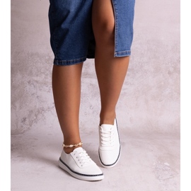 Durchbrochene Biserka-Sneaker in Weiß und Marineblau 1