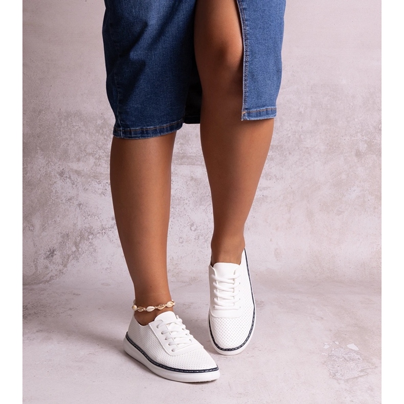 Durchbrochene Biserka-Sneaker in Weiß und Marineblau 1