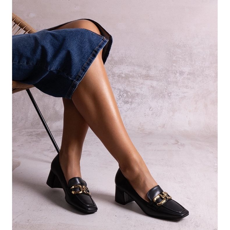 Schwarze Pumps mit eckiger Spitze von Alhena 1