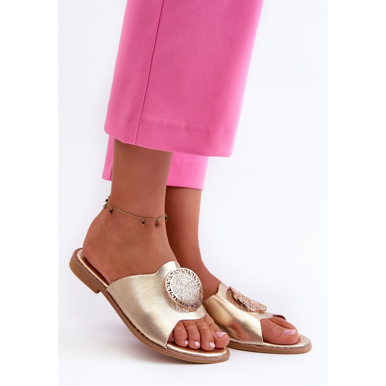 Damen-Flip-Flops mit flachem Absatz und goldener Rivashea-Verzierung 1