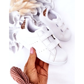 Weiße und goldene Turnschuhe der Kinder 2