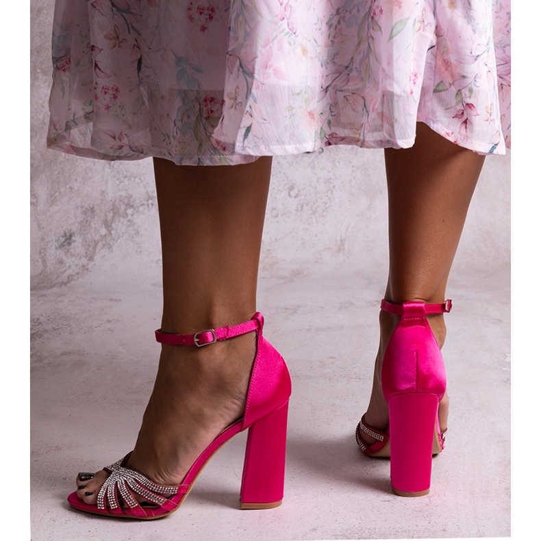 Dunkelrosa glänzende Sandaletten mit hohen Absätzen von Zrinka 1