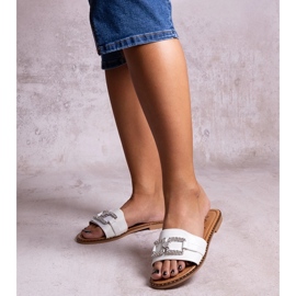 Weiße Flip-Flops mit dekorativer Schnalle von Rochaela 1