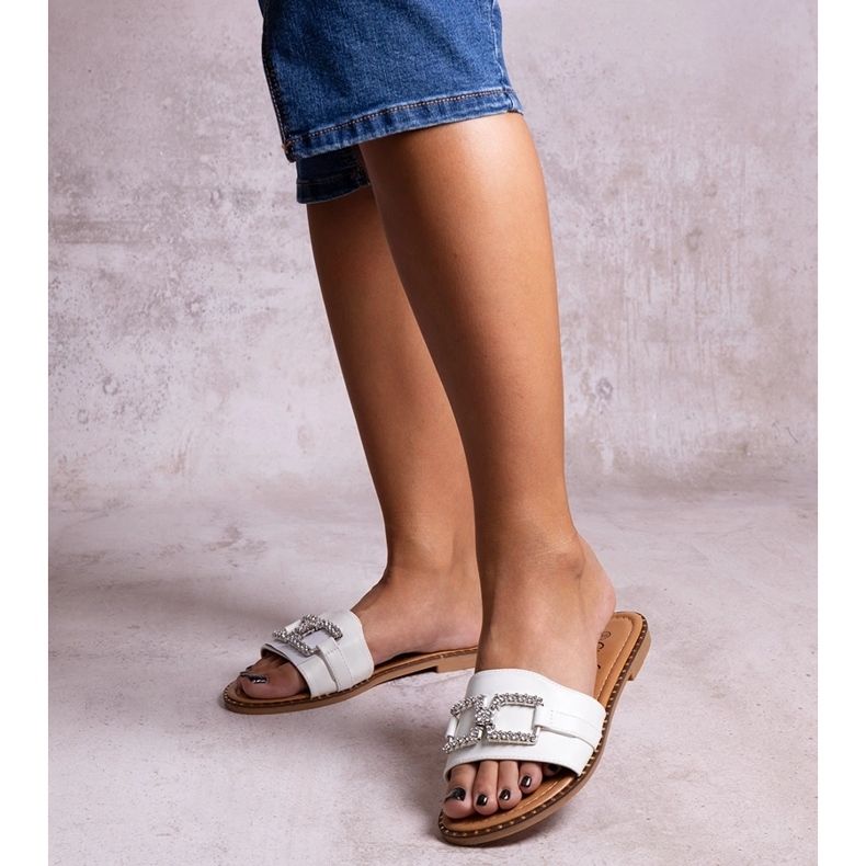 Weiße Flip-Flops mit dekorativer Schnalle von Rochaela 1