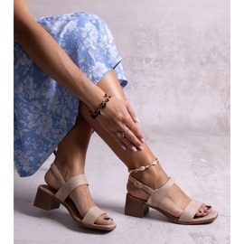 Beigefarbene Yakota-Sandalen mit hohen Absätzen 1