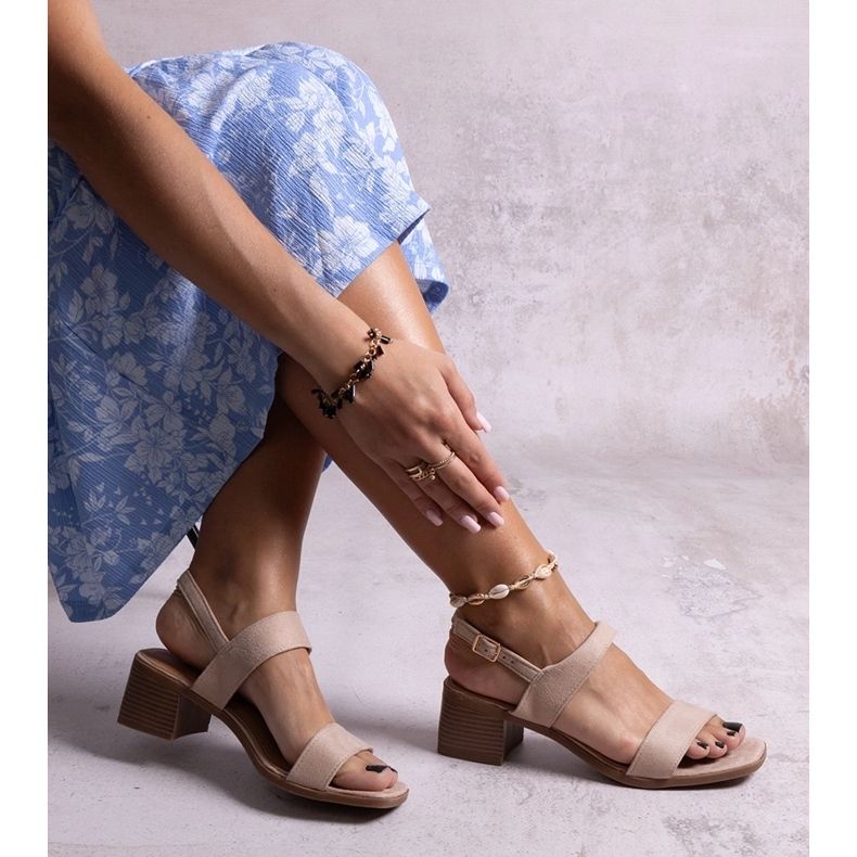 Beigefarbene Yakota-Sandalen mit hohen Absätzen 1