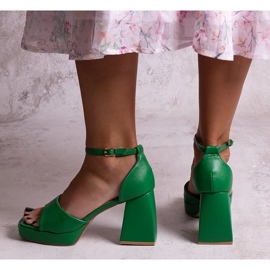 Grüne Sandaletten mit hohen Absätzen von Vesna 2
