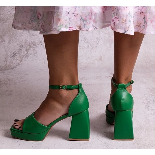 Grüne Sandaletten mit hohen Absätzen von Vesna 2