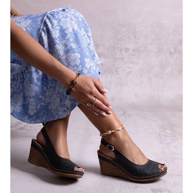 Schwarze Sakna-Keilsandalen 1