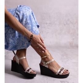 Goldene Farah-Keilsandalen 1