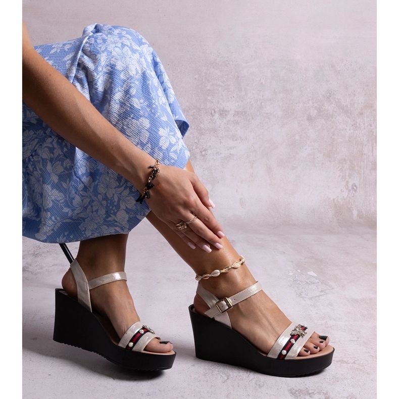 Goldene Farah-Keilsandalen 1