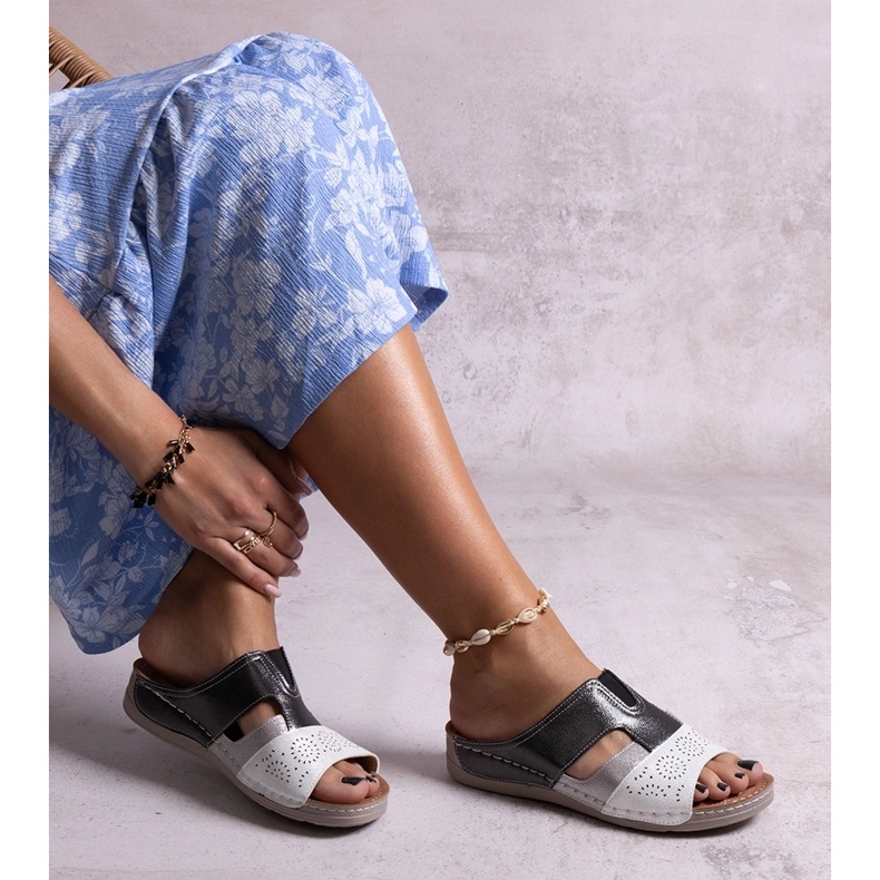 Weiß und schwarz glänzende Saminar-Flip-Flops 1