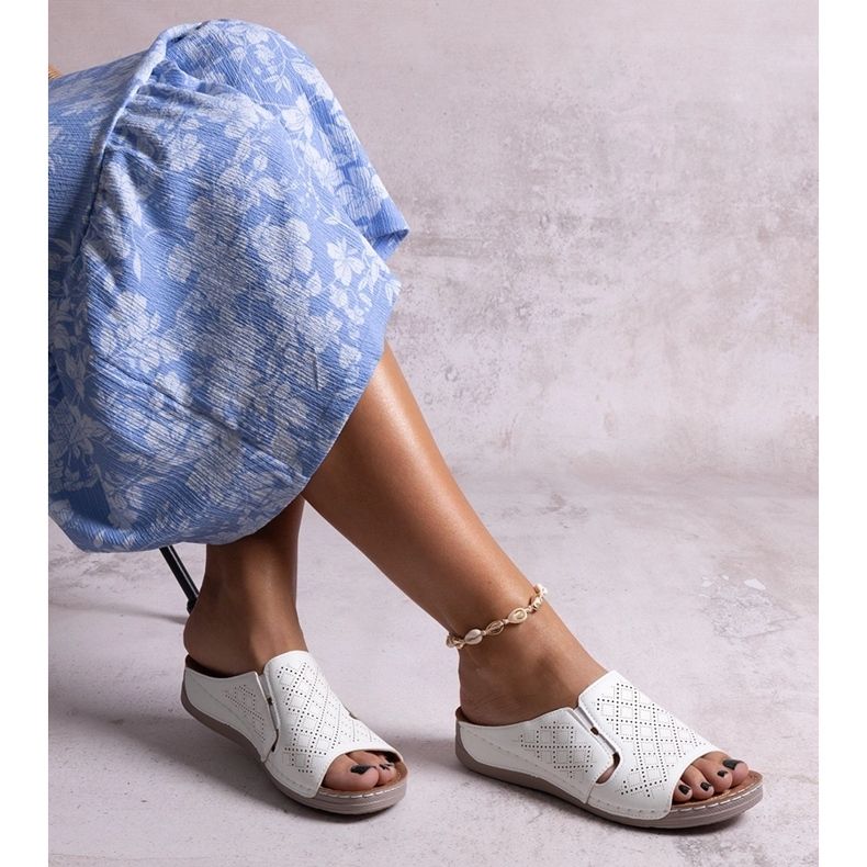 Weiße, perforierte Marouna-Pantoletten 1