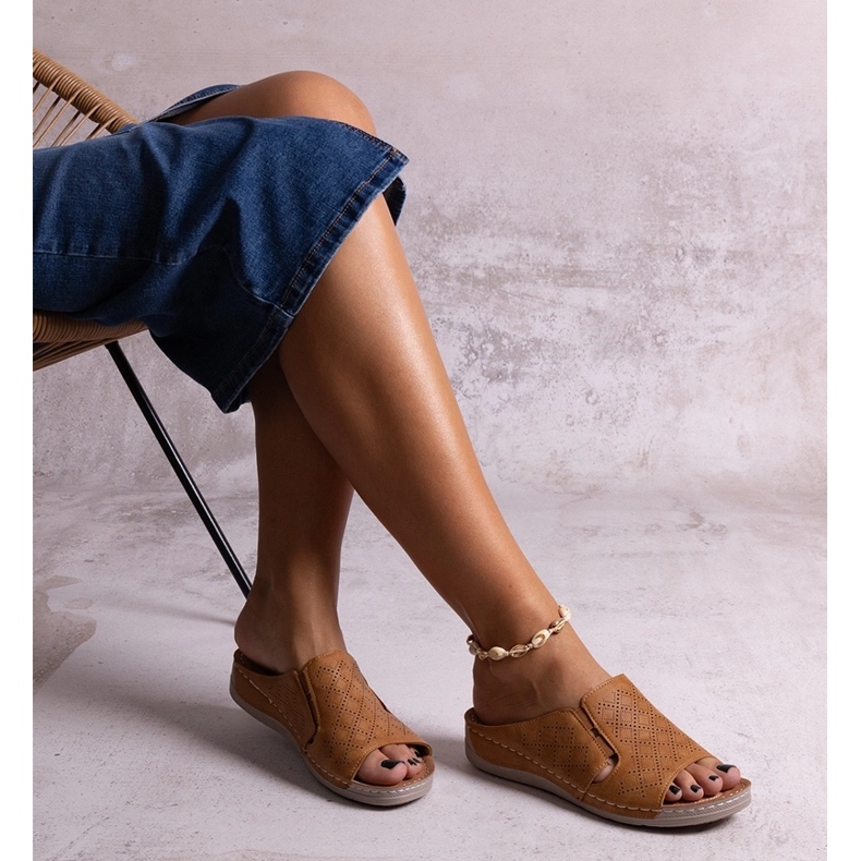 Braune, perforierte Marouna-Pantoletten 1