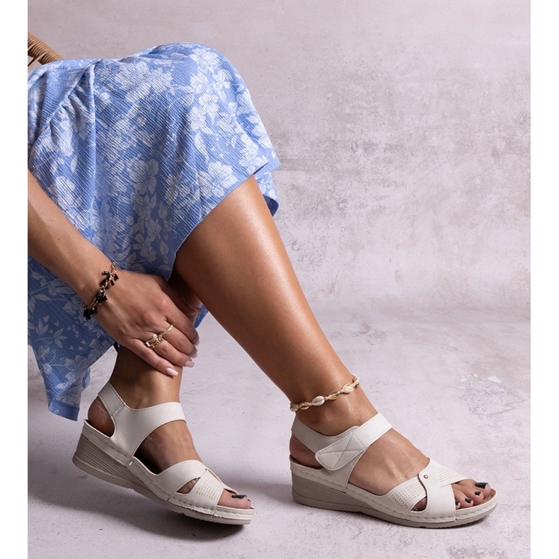 Beige Kirane-Sandalen mit niedrigem Keilabsatz 1