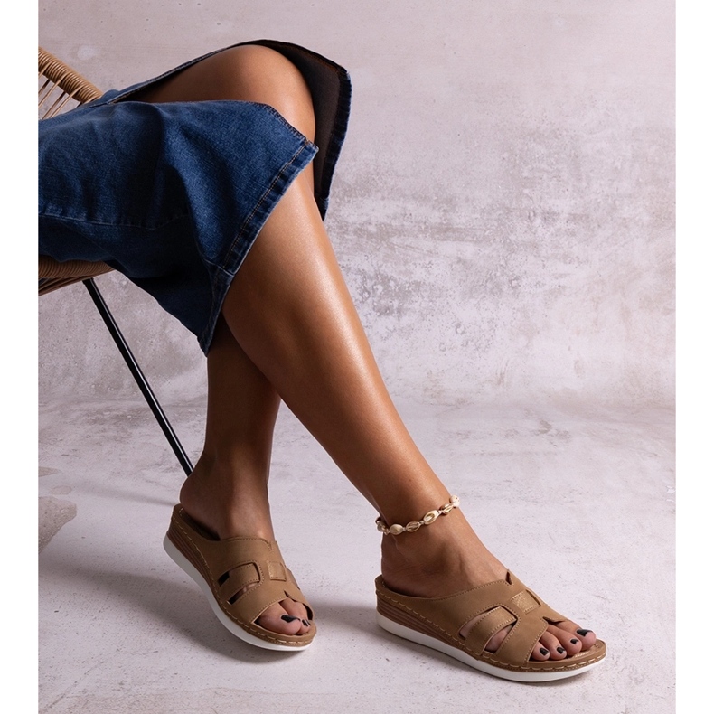 Braune leichte Pantoletten mit niedrigem Keilabsatz von Mifsuda 1