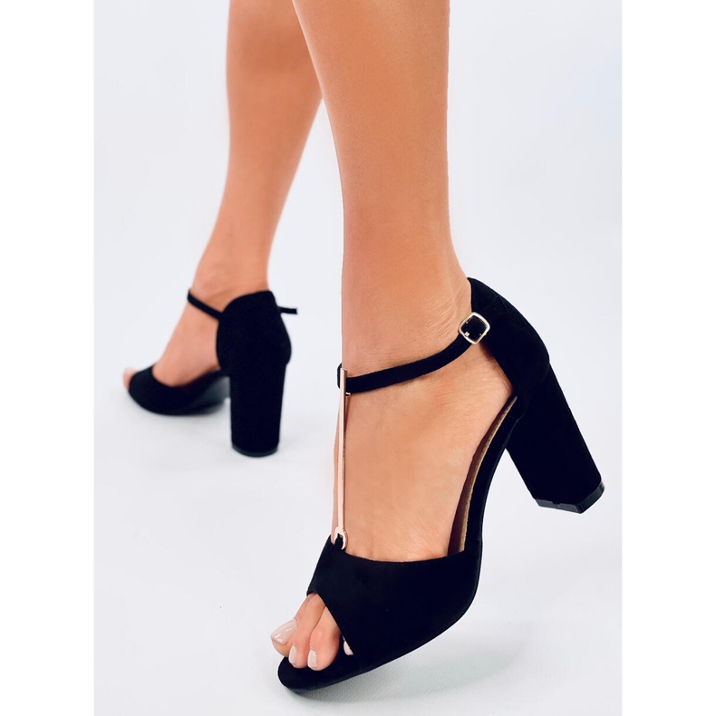 Schwarze Ferdi-Sandalen mit hohen Absätzen und Goldverzierung 2