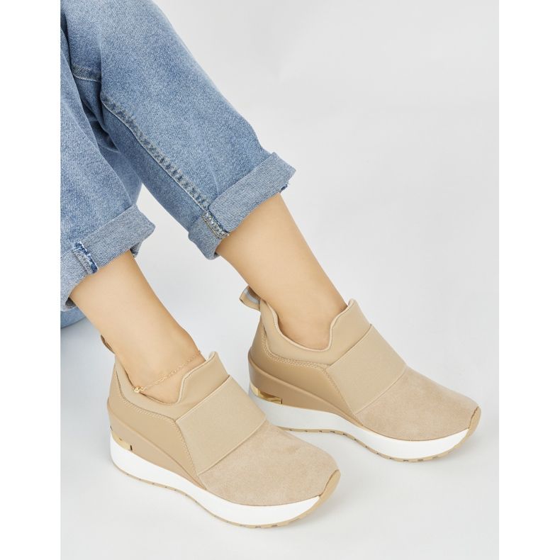 Beige Wildleder-Keilsneaker 1