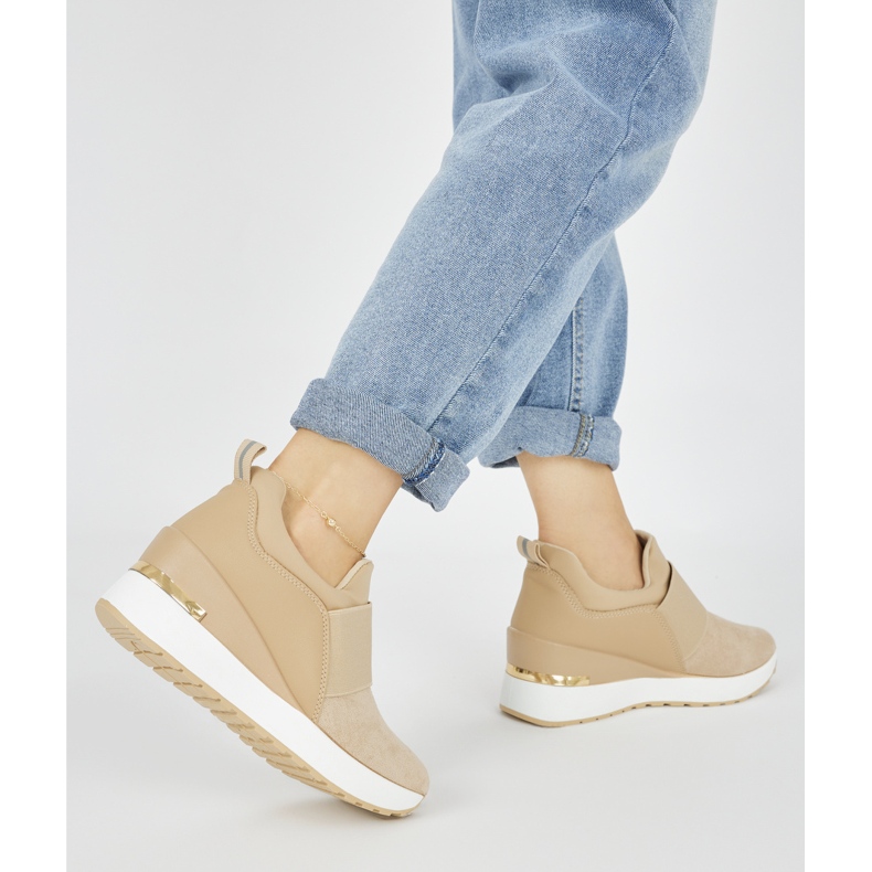 Beige Wildleder-Keilsneaker 2