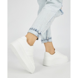 Weiße Sport-Sneaker auf der Plattform 2