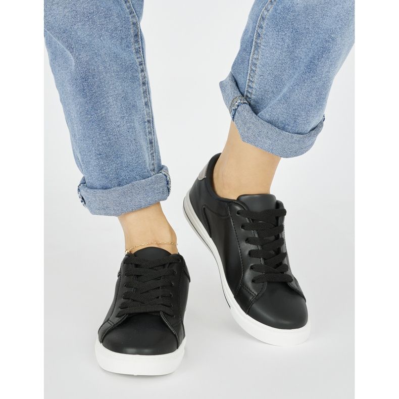 Klassische schwarze Sportschuhe für Damen 1