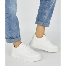 Weiße Damen-Sneaker auf der Plattform 2