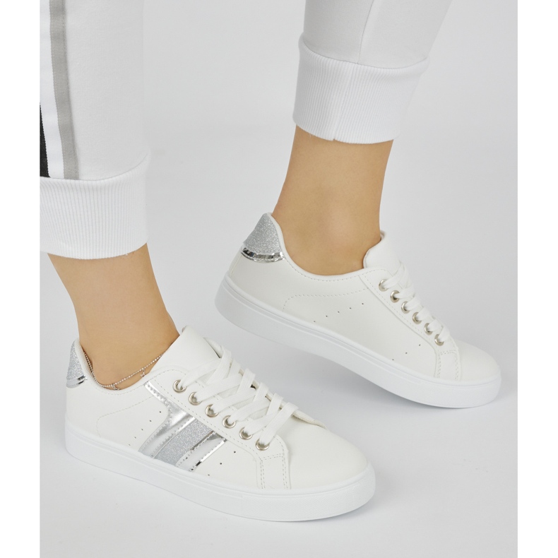 Weiße bequeme Sportschuhe 1