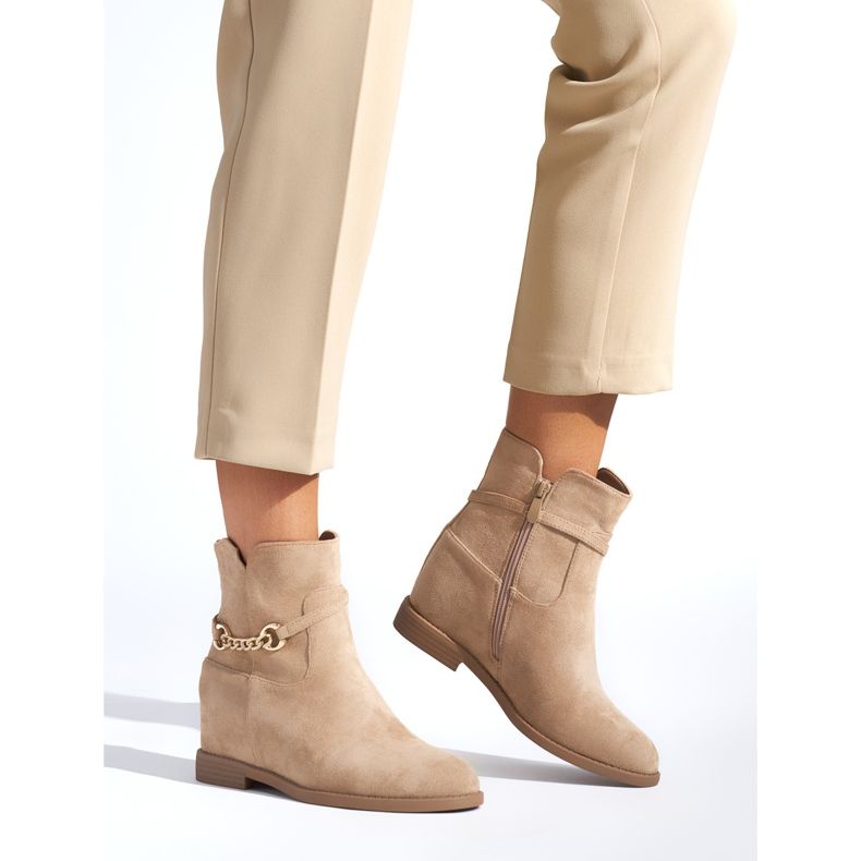 Beige Damenstiefel mit Kette 1