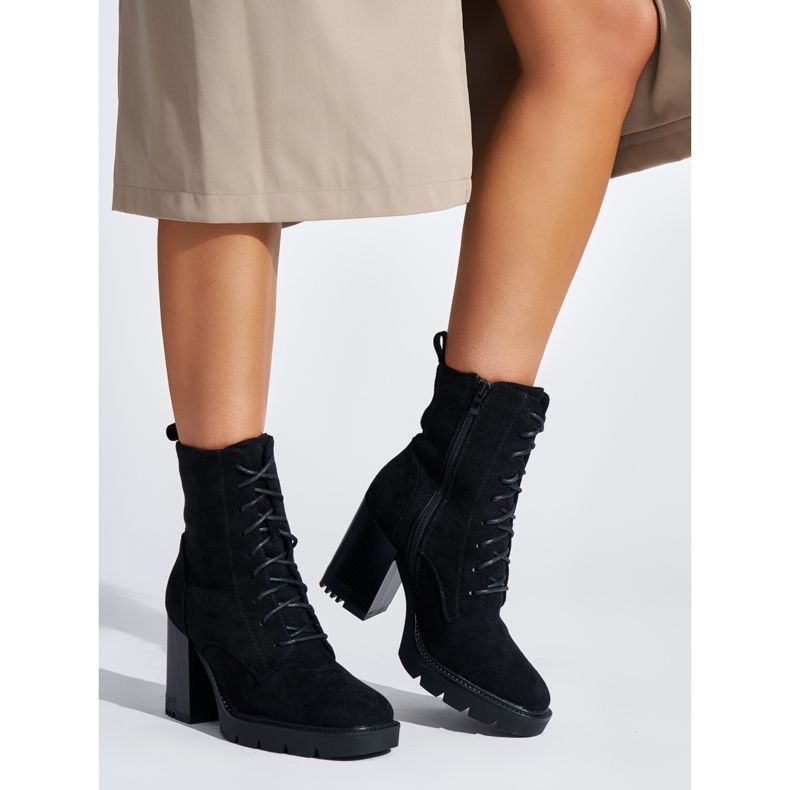 Schwarze Schnürstiefeletten aus Wildleder 1