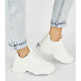 Sportliche weiße Schuhe mit dicker Sohle 2