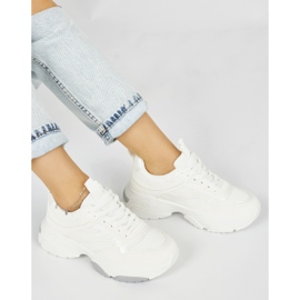 Sportliche weiße Schuhe mit dicker Sohle 1