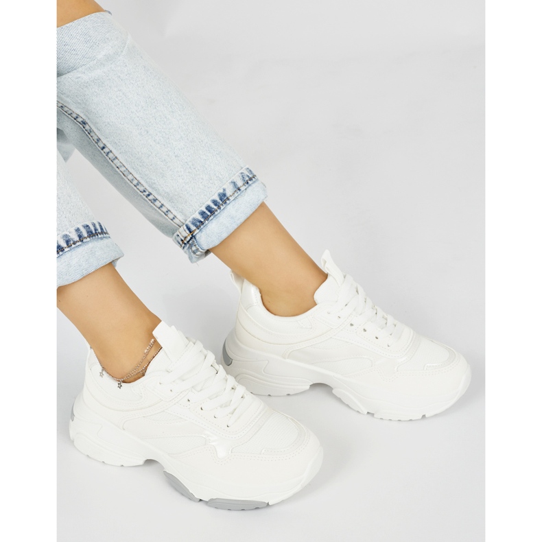 Sportliche weiße Schuhe mit dicker Sohle 1