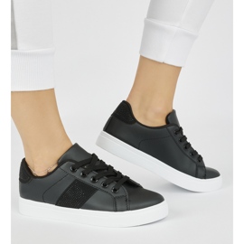 Schwarze Sneaker auf der Plattform 1