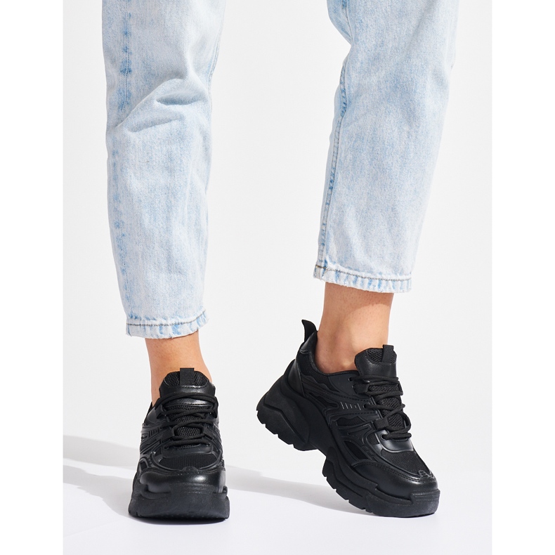 Schwarze Turnschuhe mit dicker Sohle 1