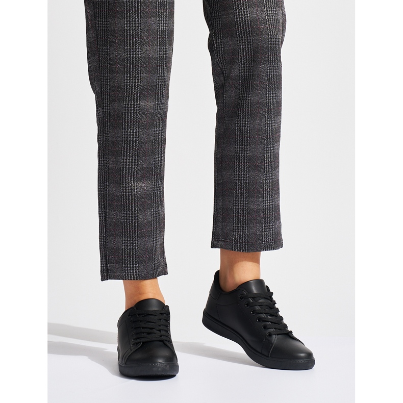 Bequeme schwarze Sportschuhe 1