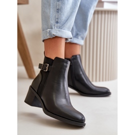 Isolierte Damenstiefel mit hohem Absatz und Schnalle in Schwarz von Nevillira 2