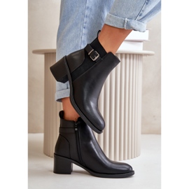 Isolierte Damenstiefel mit hohem Absatz und Schnalle in Schwarz von Nevillira 6