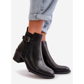 Isolierte Damenstiefel mit hohem Absatz und Schnalle in Schwarz von Nevillira 1