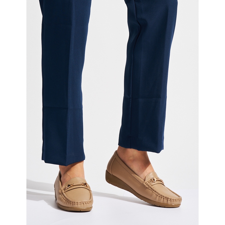 Beigefarbene Damenmokassins mit Verzierung 1