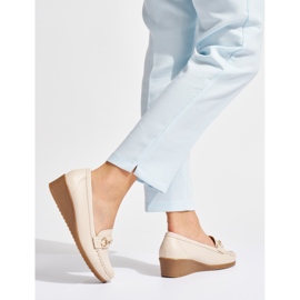 Beige Damen-Slipper mit Keilabsatz und Goldverzierung 2