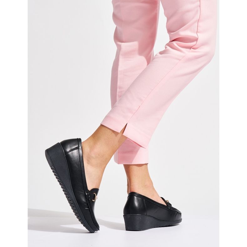 Schwarze Damen-Loafer mit Keilabsatz und Goldverzierung 1