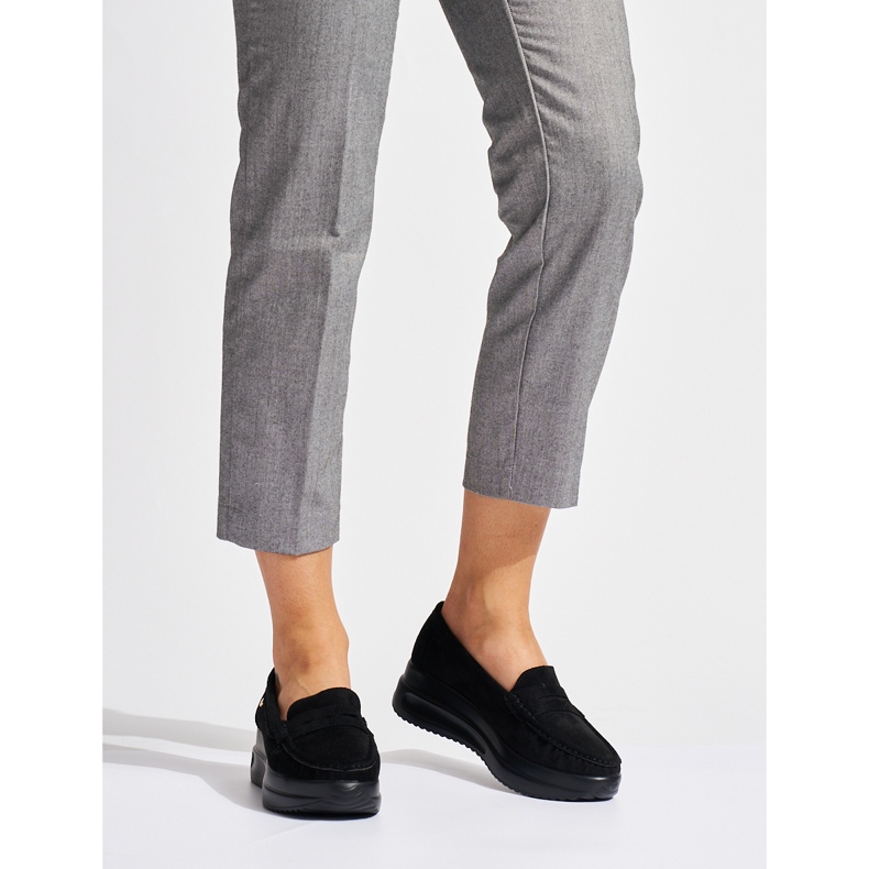 Schwarze Mokassins aus Wildleder auf einem dicken Plateau 1