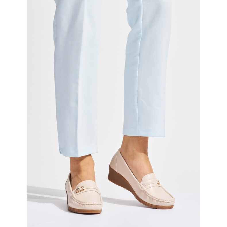 Beigefarbene Damenmokassins mit Schnalle 1