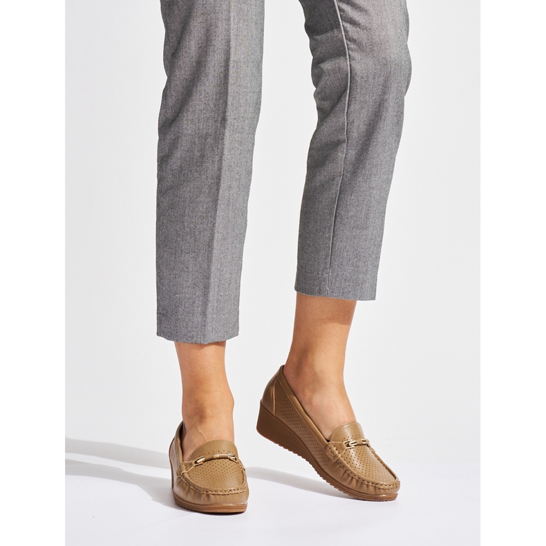 Braune, durchbrochene Mokassins mit niedrigem Keilabsatz 2