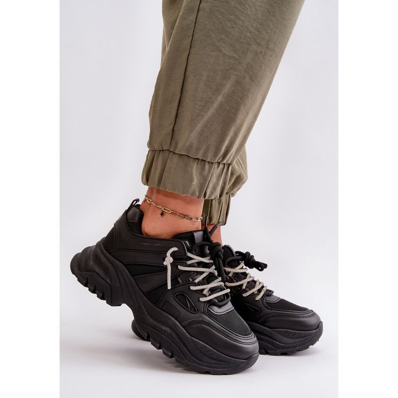 Schwarze Relissa-Damensneaker auf massiver Sohle mit dekorativer Schnürung 2