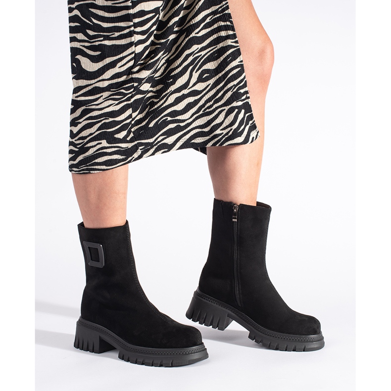 Schwarze Damenstiefel mit dicker Sohle 1