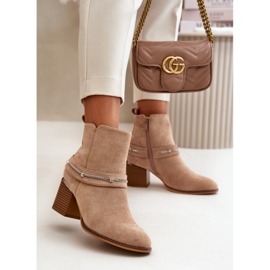 Isolierte Damenstiefel mit hohem Absatz und Kette aus Öko-Wildleder in Beige von Hanalen 2