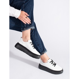 Weiße Lederschuhe auf schwarzem Plateau 1