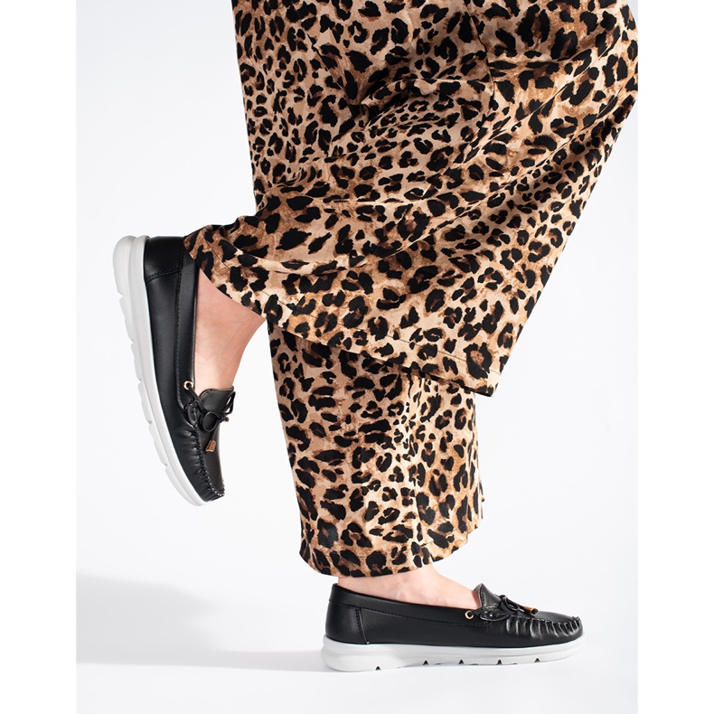 Schwarze Slipper auf der Plattform 2